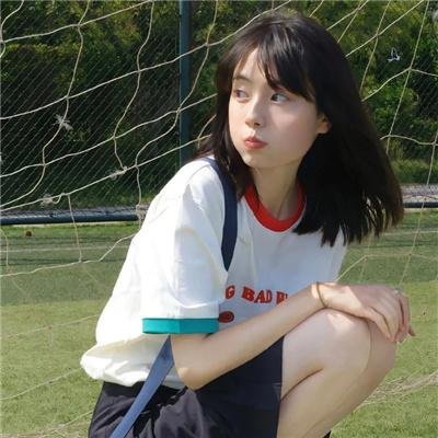 照片中的女孩